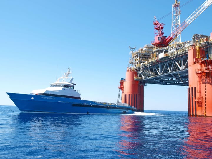 Quando il petrolio sale, i titoli petroliferi seguono davvero?